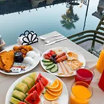 Aks Hotel